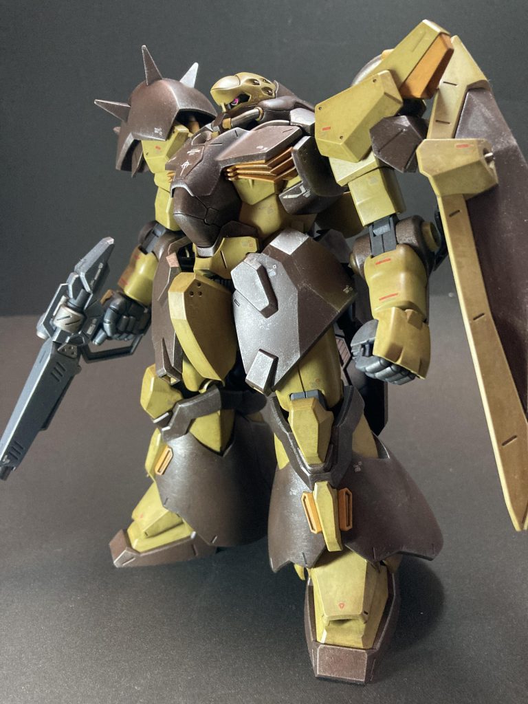 メインカラーのレッドブラウン、サンディイエロー以外はシタデルで筆塗りです。頭部バルカンに苦労の跡が見えます…