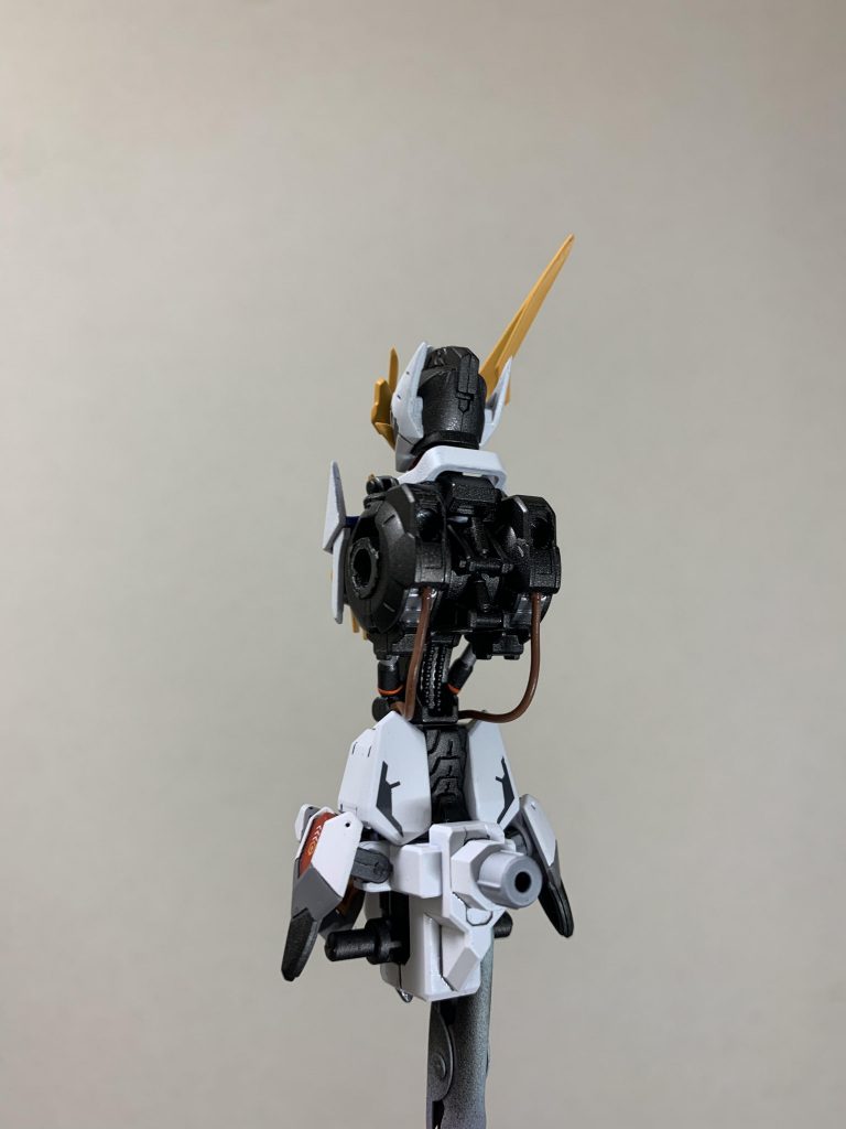 腰パーツにガンダムフレームから脊椎が伸びるようにパーツを追加しています。