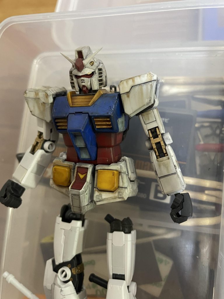 ウェザリング途中の、ガンダムです。成形色のままで塗装はしていません。