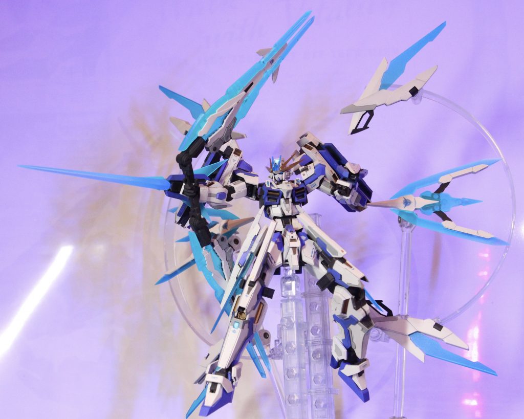 本機の必殺技。弓矢なのは名前の由来から。ツインランスとGNシールドを弓矢に見立てて使用する。 -後書き-今回は約1年ぶりのガンプラ製作で不安でしたが、やってみたら不安どころかできることが増えてよかったです。ミキシングやスクラッチはこれまで通りやりましたが、基礎工作やディテールアップの技術がかなり上がった気がします。こんなに楽しいことを放っておく手はないよ、ってことでまたガンプラ製作の熱意が戻りました！嬉しみ〜今回ガンプラに引き戻してくれた友人達の作品のリンクを貼っておきます↓IXIさん加速さん矢野次郎さん