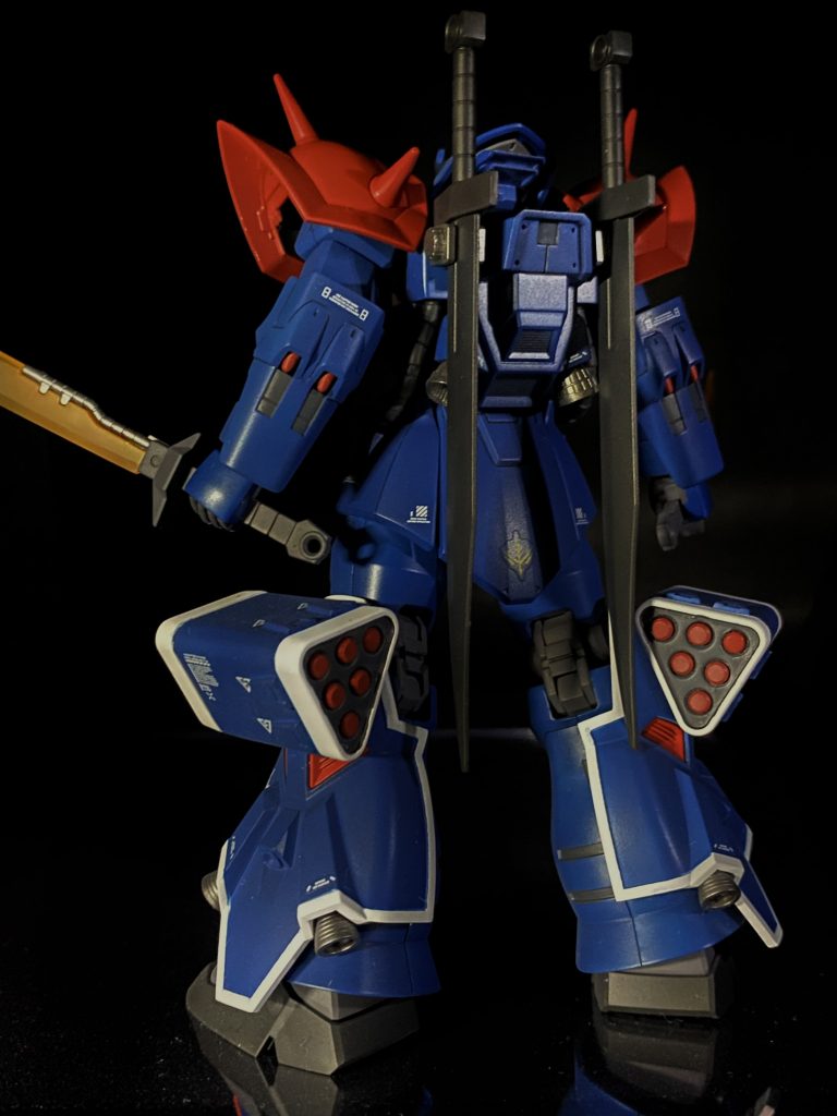 バックショット。バックパックのサーベル取り付け部分、せっかく空いてるなら追加で2本刺しとこうって事で4刀流に。後は足と背中のバーニアを少し大きなものに変更。