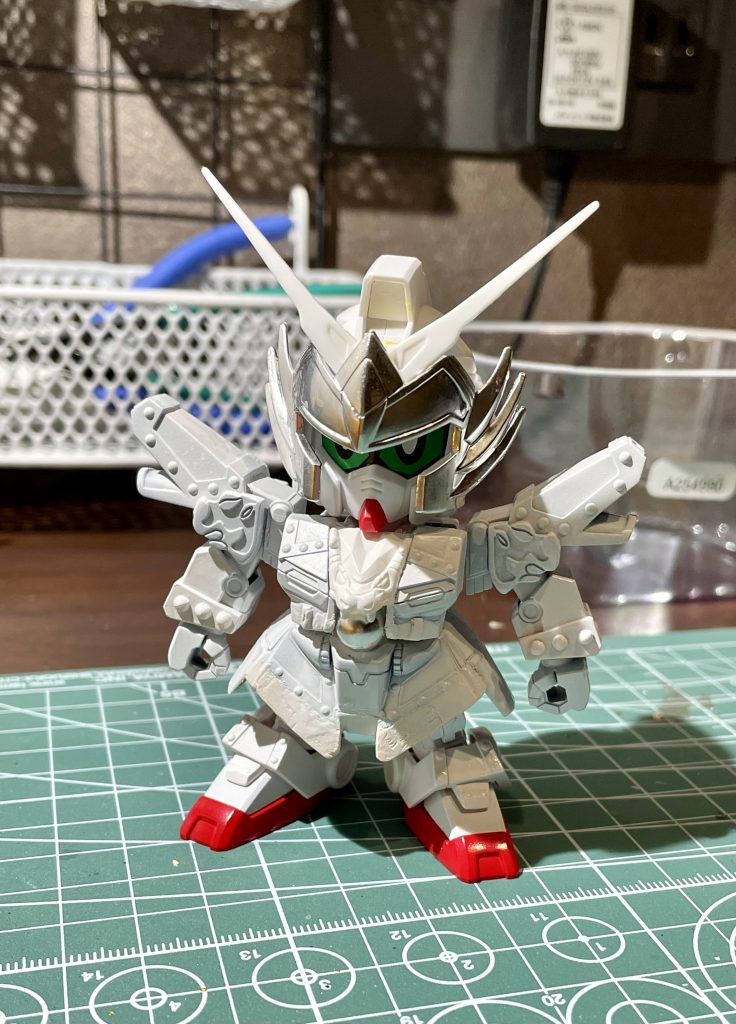 サフ塗装完了。サフは全てホワイトにしました。これはこれでカッコいい。今回も本当に楽しく創作できました。塗装などは大分慣れてきたのですが、フロントスカートなど細かいところを見るとまだまだですね‥次回はもちろん青龍ガンダム。楽しんで頑張るぞ〜。