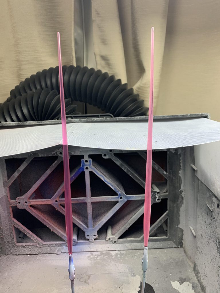 ビームサーベルは根元近くを蛍光ピンク、先端近くをクリアーピンクのグラデーションにしました。