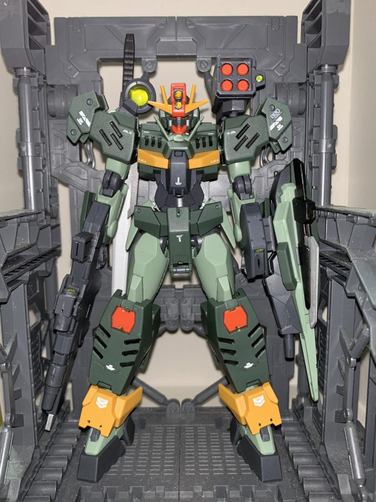 今回はセンサー表現にと言わんばかりの凹モールドが多かったため、各所にラピーとレジン液を塗布しています。また、頭部のレンズ部分のみシールも付属しないため、ここをシルバーとクリアイエローで塗っています。その他細かいところをジャーマングレーで塗装しています。