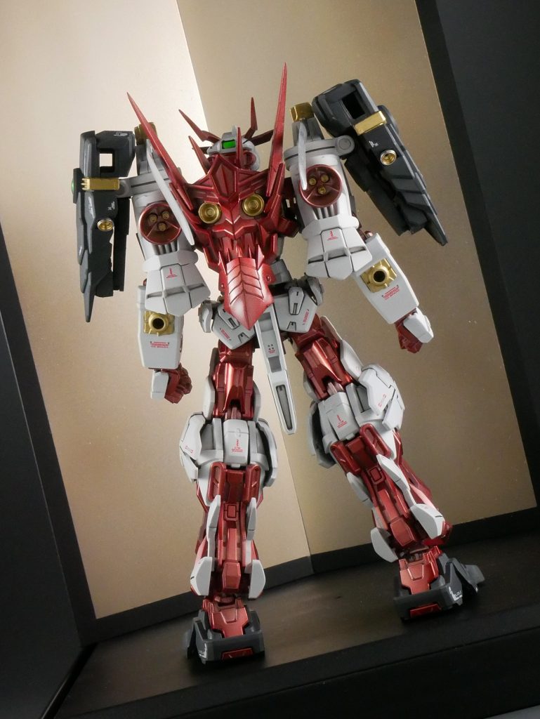 特徴的な背中の鬼の面はツノをピンピンに尖らせています。肩の隠し腕のバーニアが神隠しにあったので、ハイキューパーツのメタルバーニアに置き換え。好みでゴールドの塗り分けを追加しています。和のテイストが強めなので、プラバンで屏風ライクな背景を作成しました♪♪