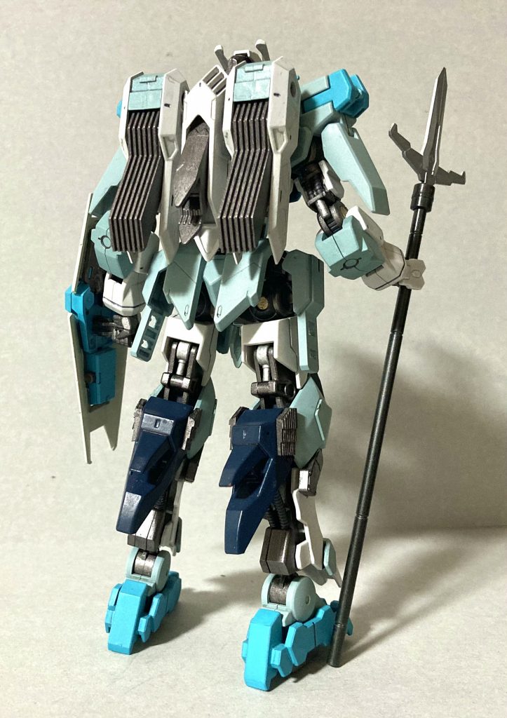 バック。一際大きなラジエーターフィンが。これは後ほどのオプション装備用。フレーム色は焼鉄色とアイアン、シルバーとゴールドを少々。