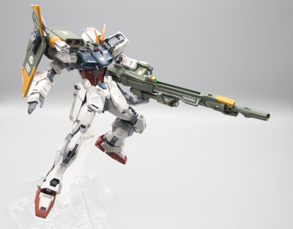 ランチャーストライカーは右肩のシールド部分をプラ版でイチから作り直しメタルビルドっぽくしてます。