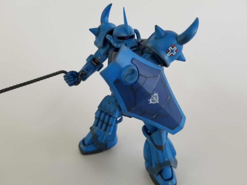 シールドもかなり筋彫りしました。