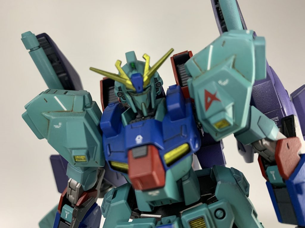 左肩のAのマーキングはアムロのAではなく、アメイジングのAです。肩のAマーキングはカッコいいので、オリジナルとしても絶対入れたかった。