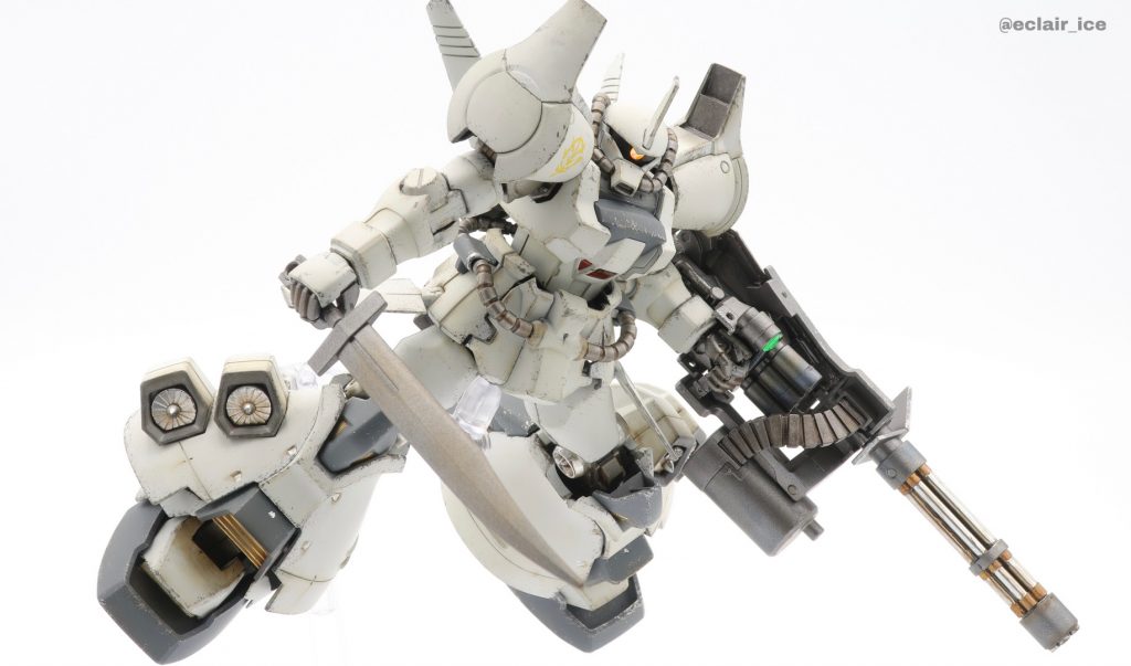 アクションガンダムベースverは武器の成形色がガンメタでそのまま使えそうでしたが、焼鉄色で塗装しています。クリアランスはかなりギリギリです……