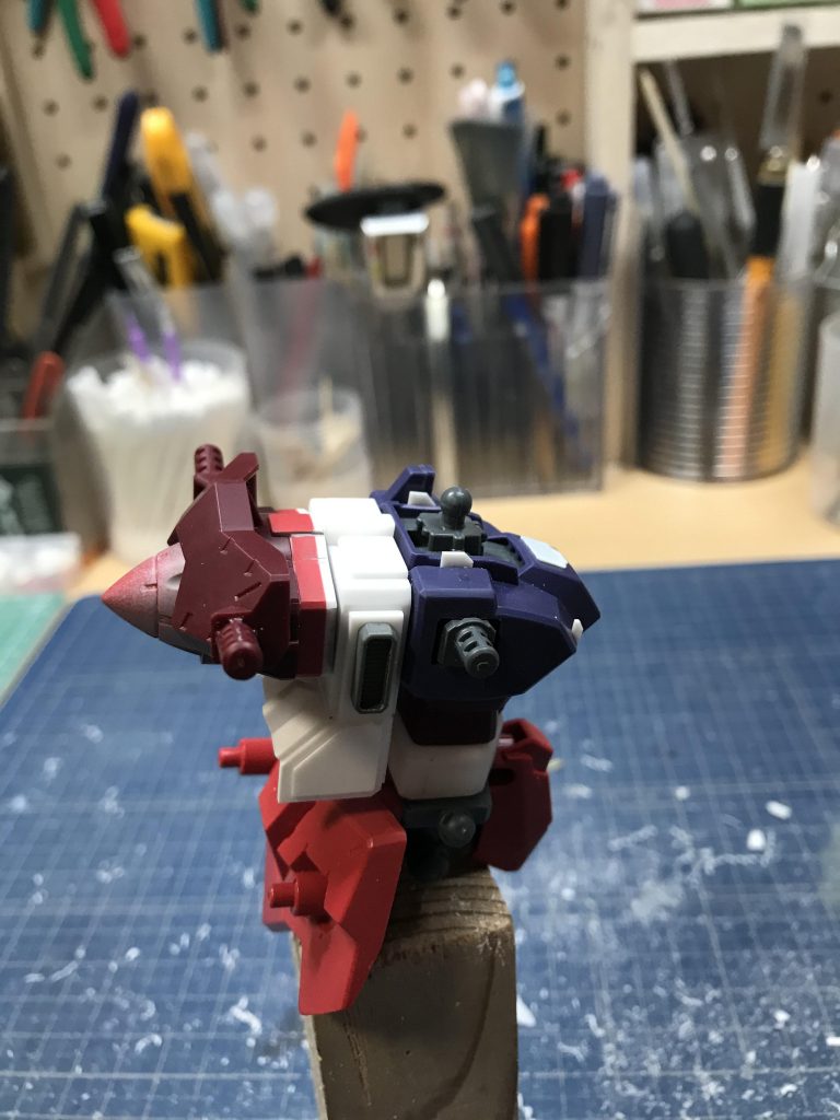 プロペラントタンクを装備させるため、バックパックを延長。