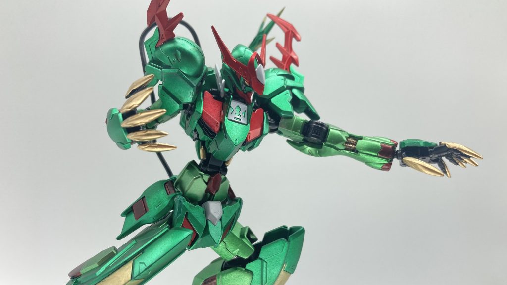 前方はそのままルプス・ルプスレクスの派生機のような仕様で、獣のように暴れ回る近接特化型の機体となります