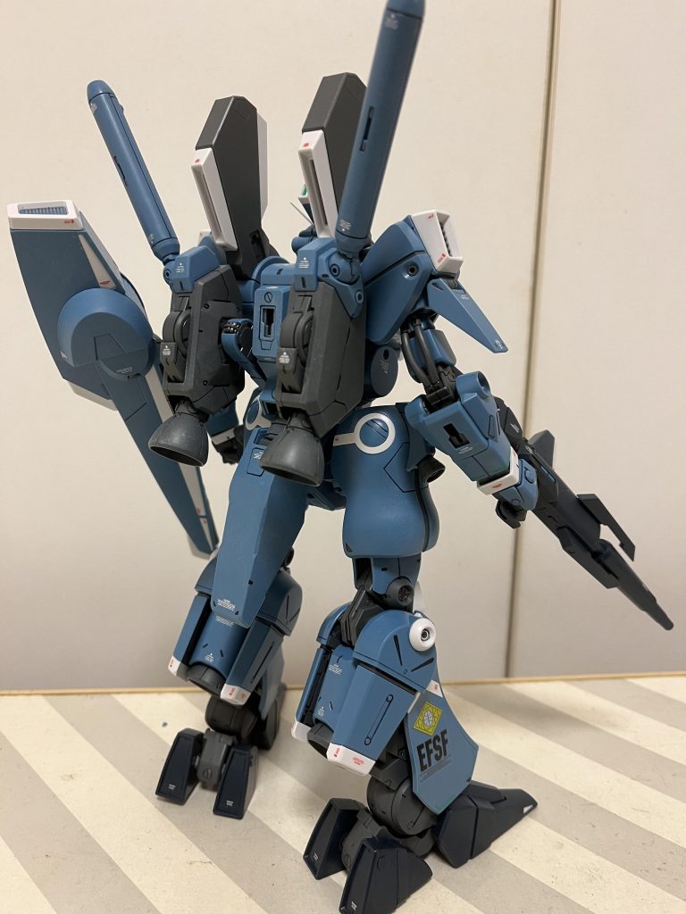 デカール類はキット付属の物に加え、HGヘビガンのシールを使ってます。私はHGにはデカールを貼らないポリシーがあるので余ってましたw  また、左肩と右足には多分15年くらい前の電ホビの付録のマーキングシールで連邦政府のマークを貼りました。この機体に果たして連邦政府のマークは貼っていいのかの懸念が頭をよぎりましたが、右足に貼ったクソデカマーキングなんて、このMk-Ⅴぐらいしか貼れそうになかったのでw