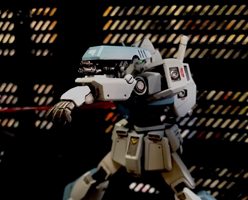 また肩部にボールデンアームアームズのボールジョイントを仕込んだり、肘関節をユニコーンガンダムのものにしたり、股関節、膝関節裏を削ったりして可動範囲の拡大をしています。