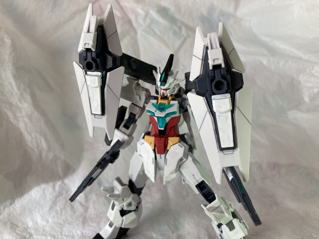 【GNフィールドモード】物理盾とGNフィールドの兼用モード。最も多く使用される形態であり本装備の存在意義の大半を占めると言っても過言ではない。水中戦時も基本的にはこの形態。