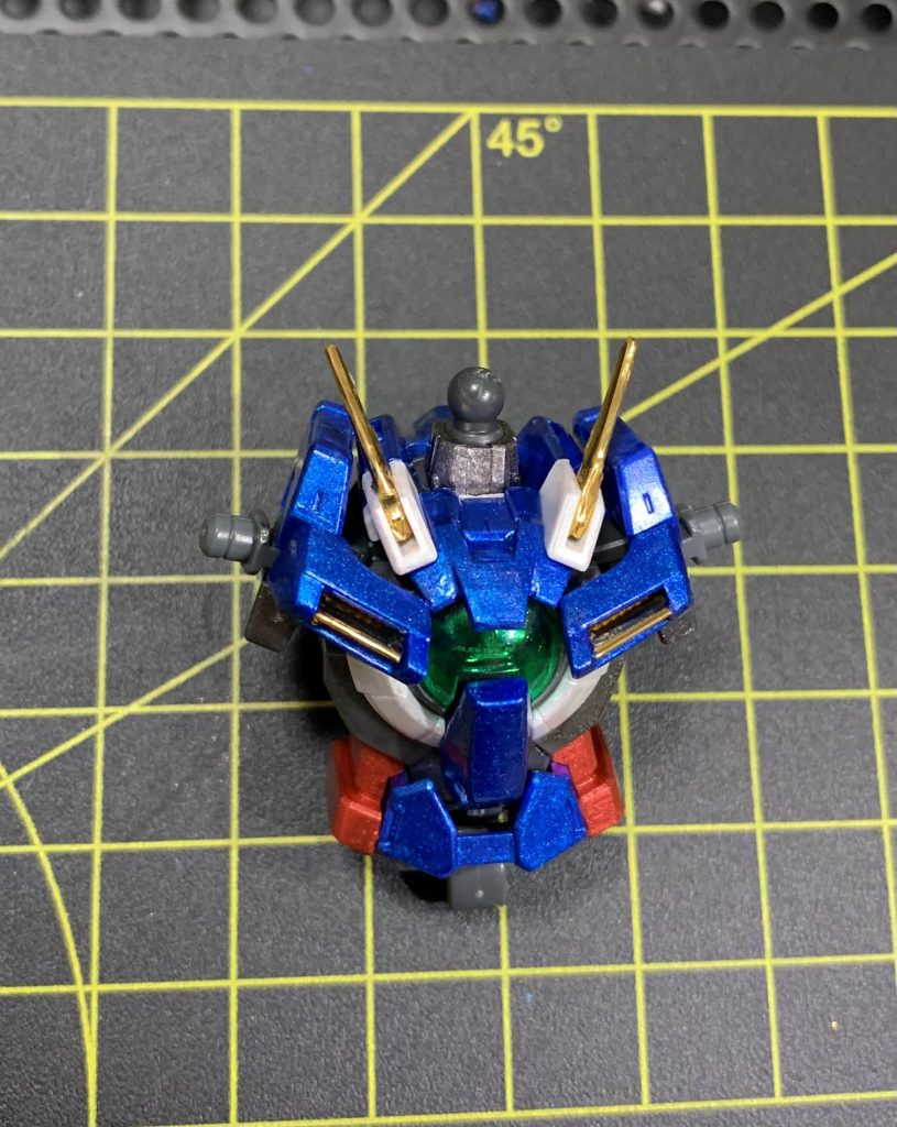 胸部のアンテナ、ダクト部はラピーテープで金属感を表現しました。