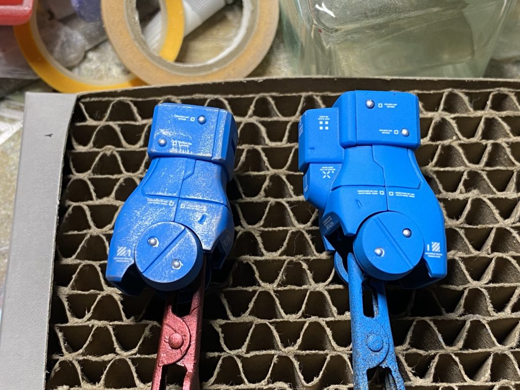 デカール とコーションデカール を貼りつけた後、エナメル塗料で「塗装剥げ」を表現。