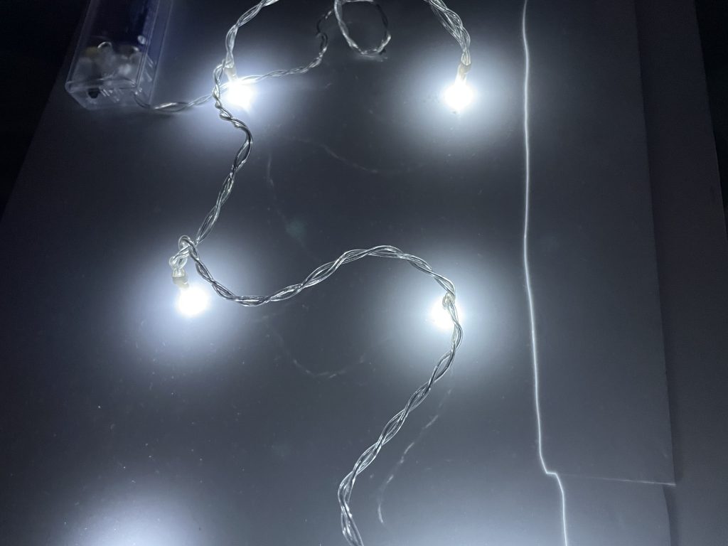 天井はぷらばんに穴を開け、100均のLEDライトを付けています。