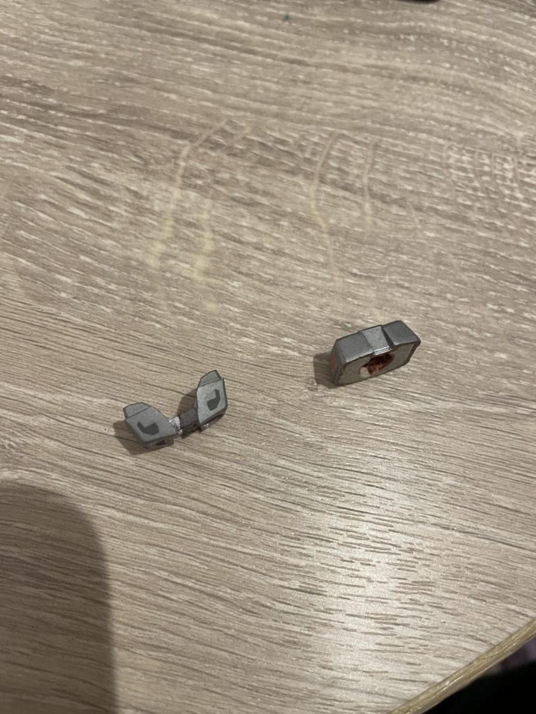 追加で腰まわりをどんな感じで改造したかの解説を。まずは腰パーツの上下をくり抜き、下パーツは中にパテを仕込んでおきます。※パテを仕込んでおかないと軽すぎてグラグラになってしまうので。