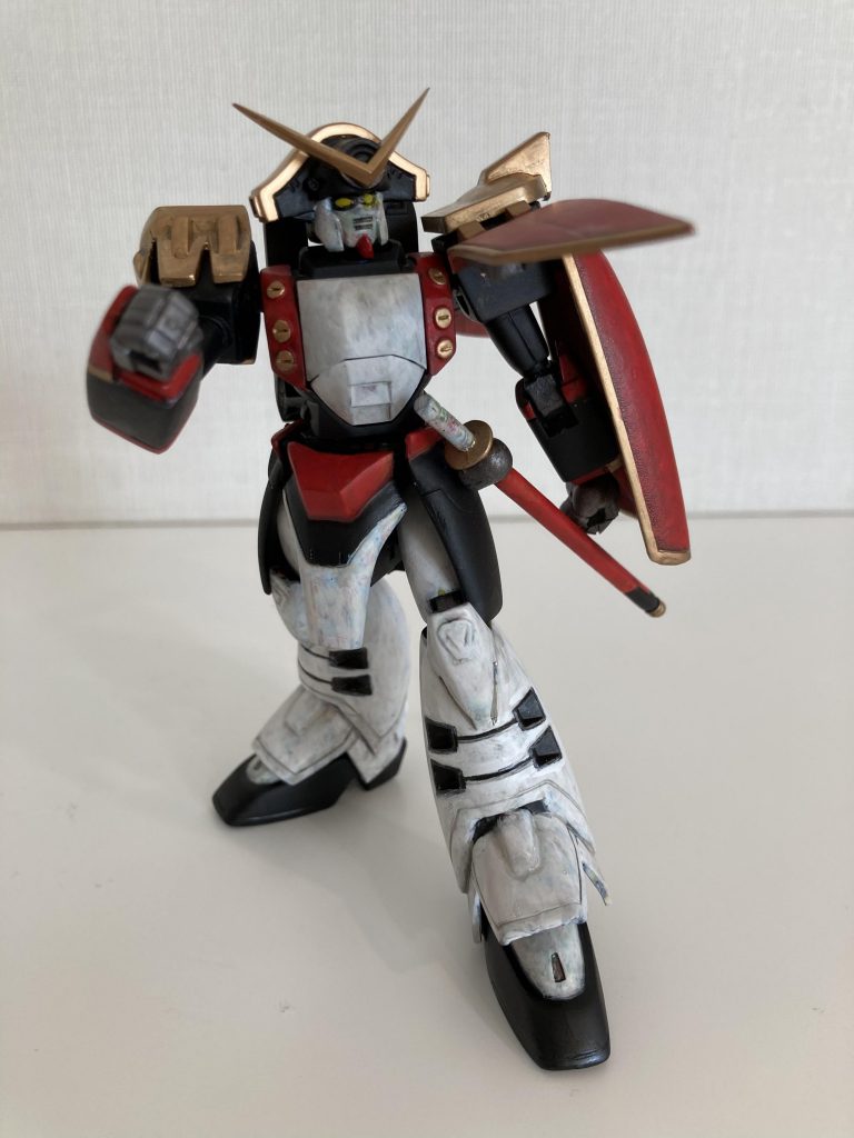 胴体は腰で切り離してボールジョイント接続にしましたので、ウェスト部で回転します。左右の腰アーマーはスプリング接続にし、両脚の可動域を拡大しました。