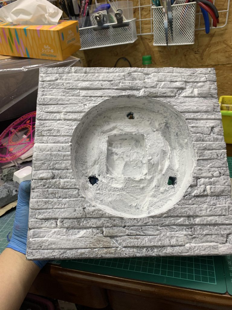 床は百均の壁に貼るタイル？みたいなのを使用。自作のモデリングペーストで凹凸を作りアクリル絵の具で塗りました。最後まで観て頂きありがとうございました。