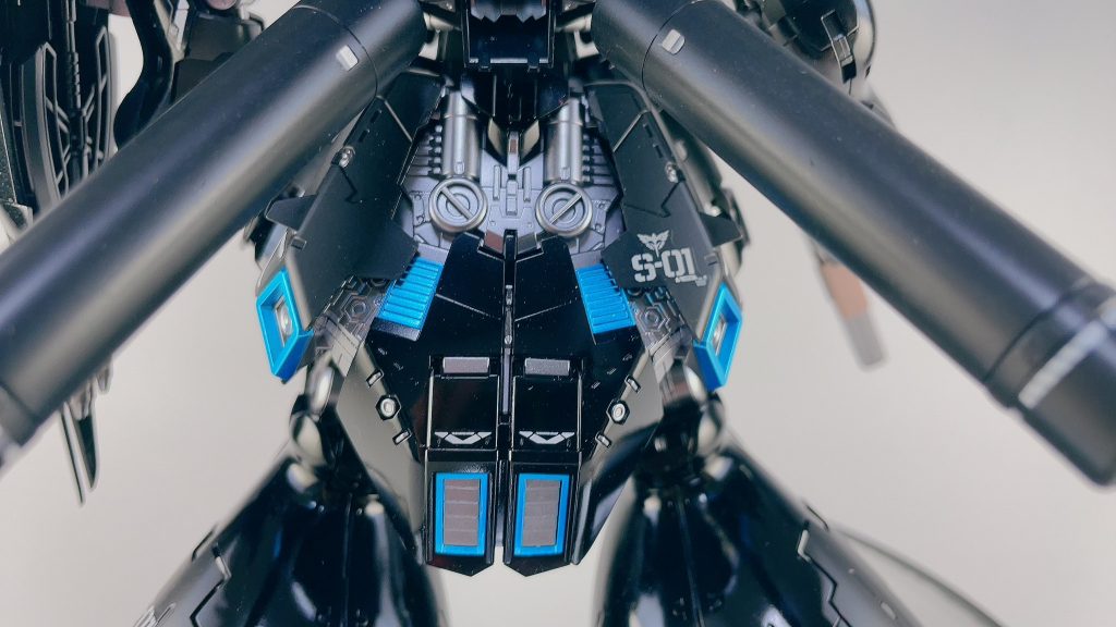 展開される装甲の内側も塗装。またブラックは艶の有無で質感を変えて情報量を増やしております。