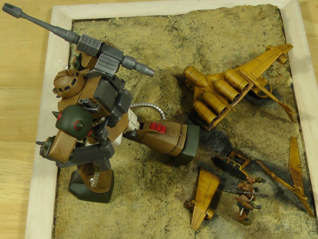 ベースは100均ショップのコルクボードに、木粉粘土で地面をつくったものです。