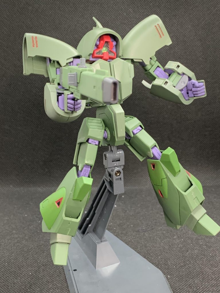 紫と緑は成型色そのままで、黄色の部分をザクグリーンで塗装しました。成型色との微妙な違いは写真ではわかりにくいね