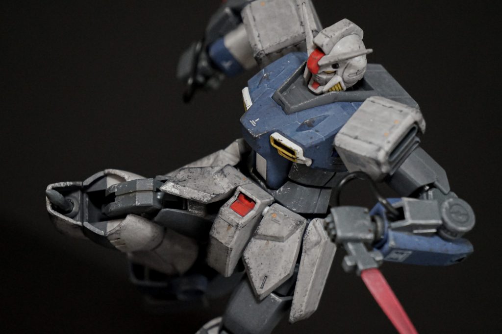 隠し武器その①「炸薬作動式のパイルバンカー。一撃必殺の威力を誇るが、文字通り膝に爆弾を抱えた装備であり関節への負荷も大きいため、使用できる機会は限られている。」先端を少し引き出すことができます。ランナーを削って作りました。