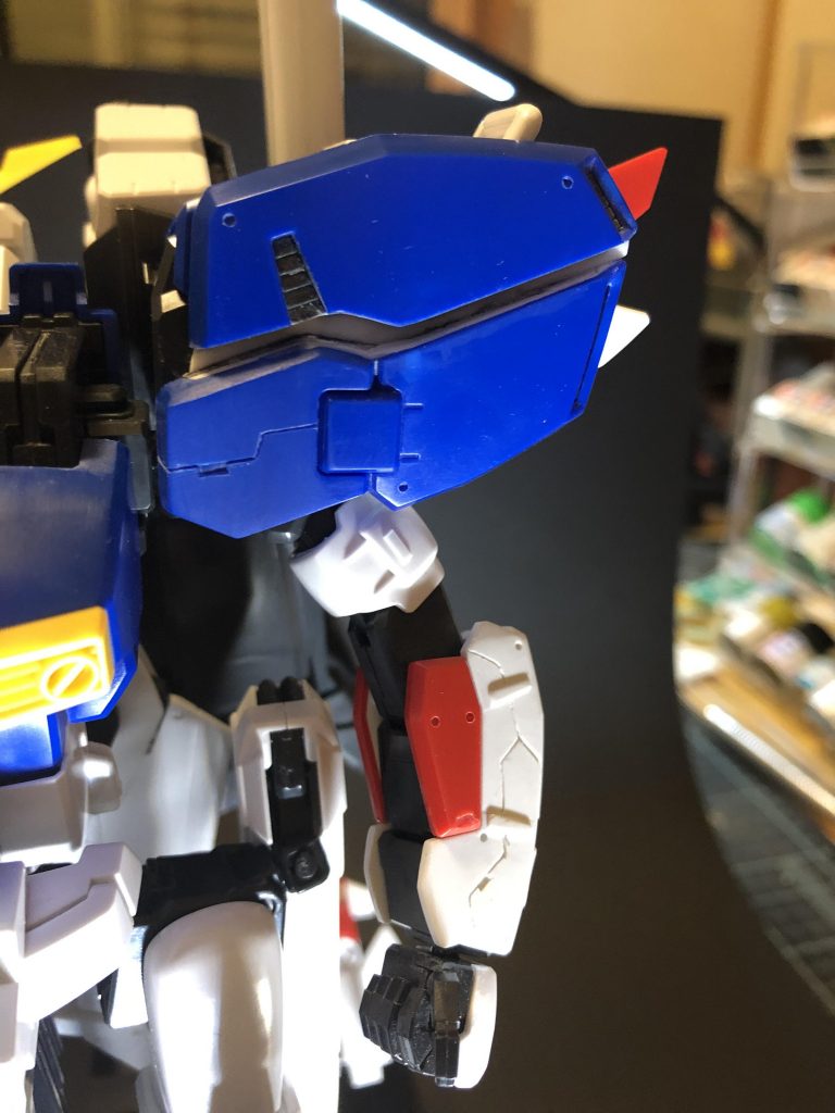 肩アーマーは切り離してプラ板とパテでずらしています。腕などには筋彫り追加してあります。
