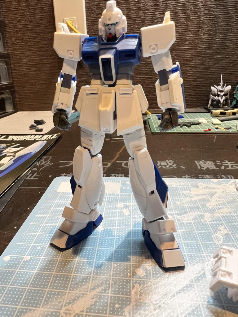 各部延長工作やスジ彫り加工中。 主に腰と腿を延長して、下腕部が貧弱だったのでプラ板にて太く長くしてます。