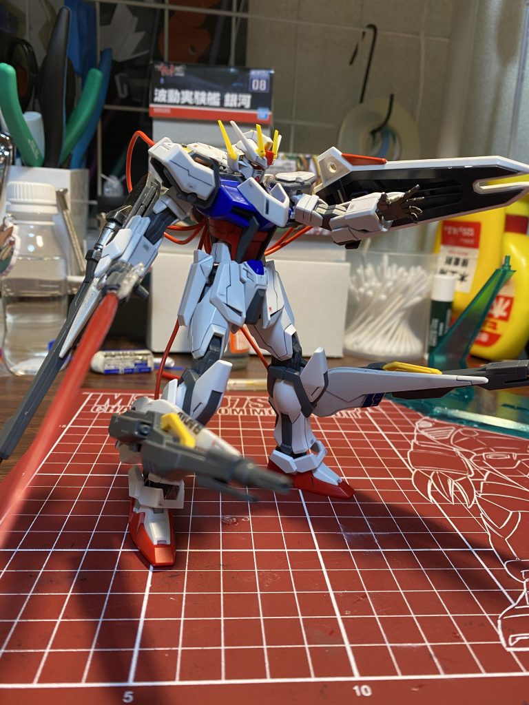 脚部にツインバスターライフルを装備しています。腕部にもバスターライフルを装備しています。