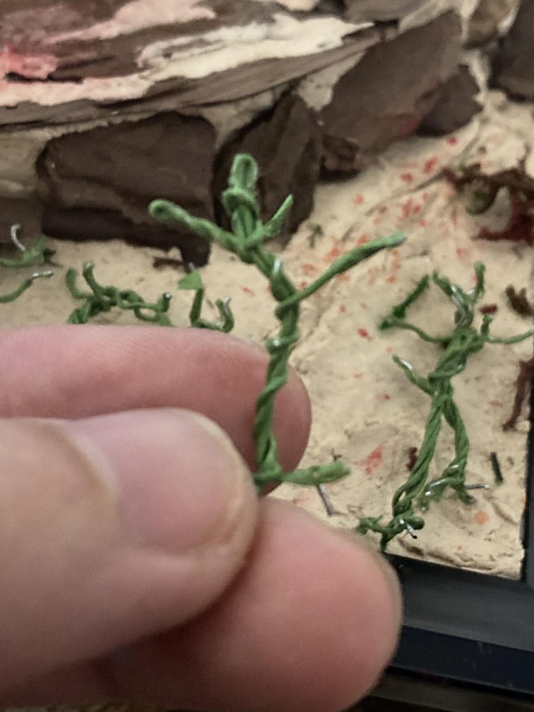 紅葉を支える樹木部分 こちらも100均のアレンジワイヤーをねじねじ