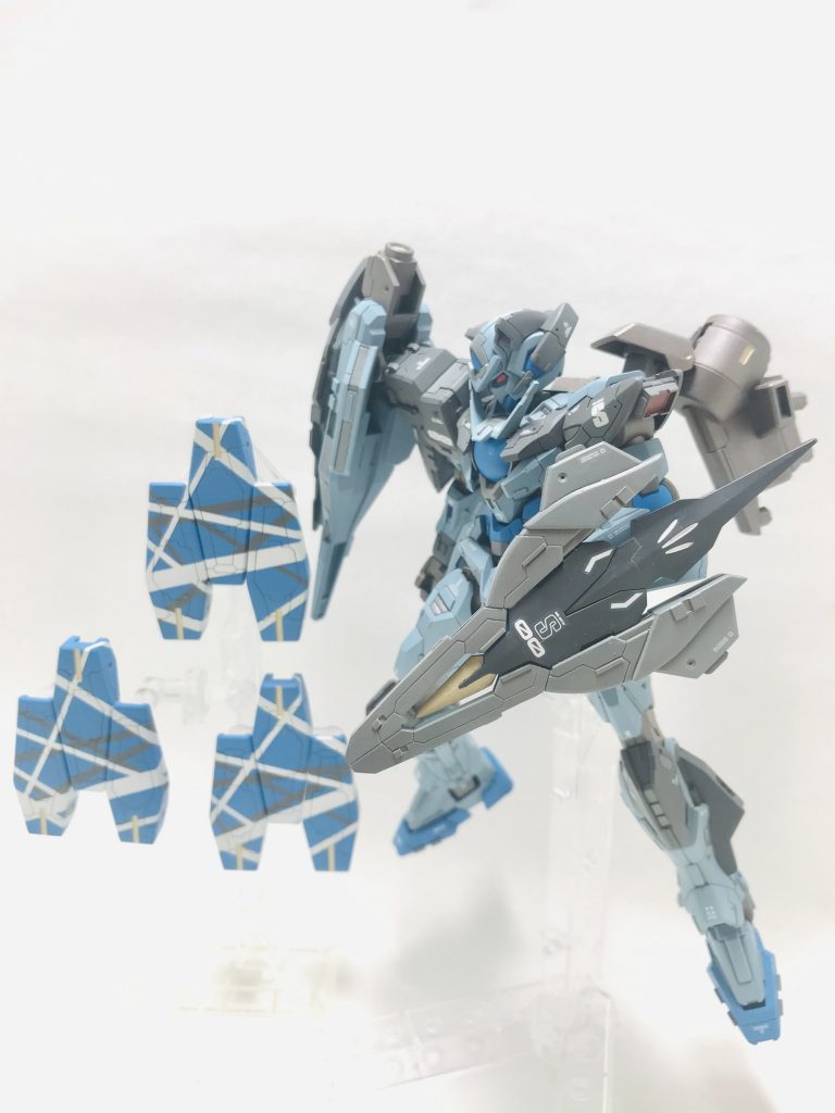 今回一番目を引くのは多分ビットの模様だと思います。ケルディムのデザイナーズカラーバージョンのデカールに憧れて、前からやってみたかった某超有名ギターの塗装を真似してみました。三つ一組で模様がつながる仕組みです。久しぶりにマスキング塗装しましたが、やっぱりもうやりたくありません笑