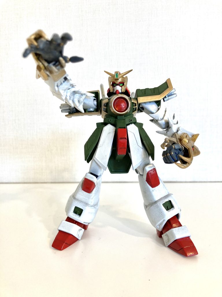 その他の改造点としては、金色のフェイスガードを極力薄く削り込んだことと、兜のフチを下に向けて末広がりに延長したことです。この2点をやるだけで、劇中のイメージにだいぶ近づくと思います。