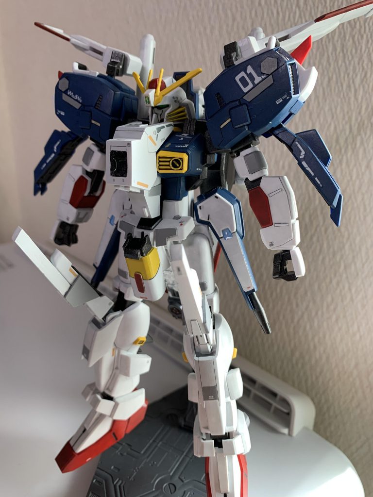 配色は全体的にトーンを落としています。また、各所にラピーテープとレジンでセンサーを演出しています。