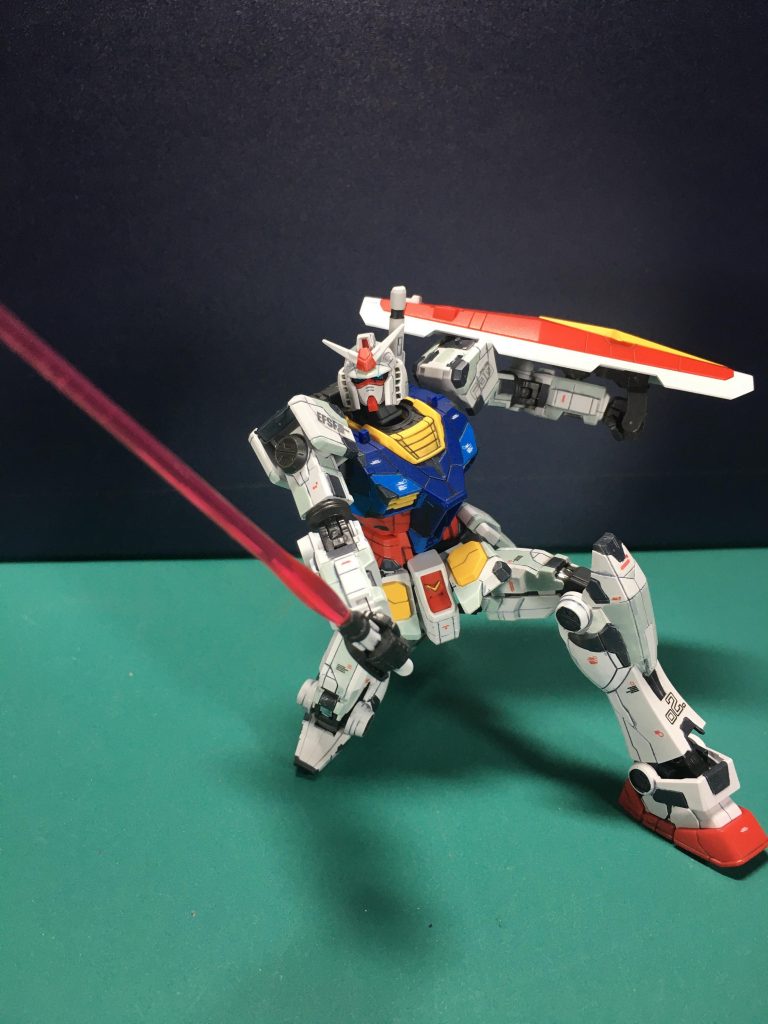 立て膝をつくのも綺麗に決まって満足満足。上腕が分割されてなくて肘関節を起点にロールする機構は1990年代の1/144コレクションシリーズっぽい構造ですね。