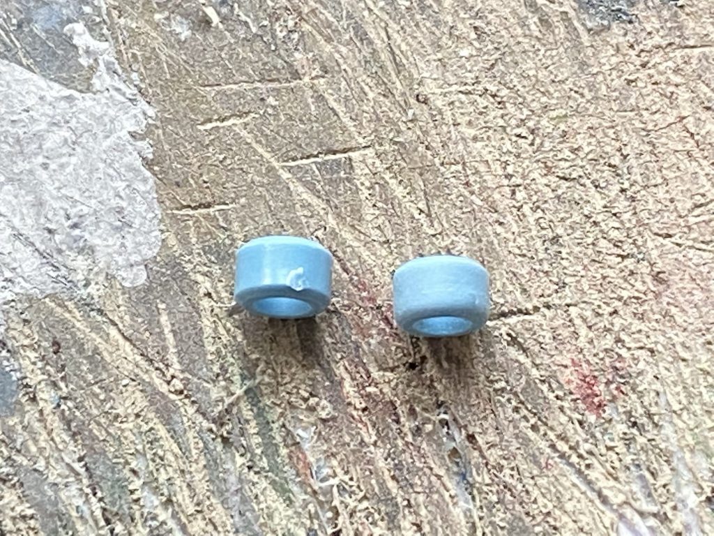 パイプパーツは、「電動ドリル」を使用してゲート跡の処理を施しました。