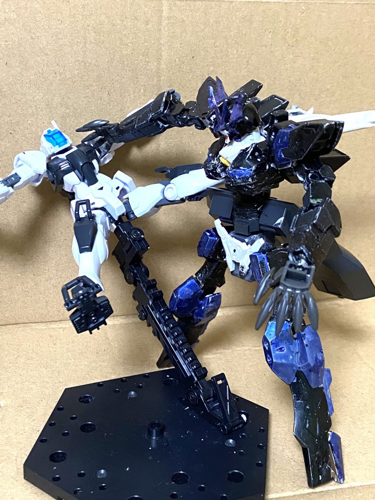 キメラモードを披露した後は残りのガードフレームを倒してそのうち一体をデカールでコントロール奪取し強奪し逃走していった。以上レギルスダブルフェイスでした、AGEにキットは初めて触りましたが噂通り優秀なキットで驚きました、みていただきありがとうございました。