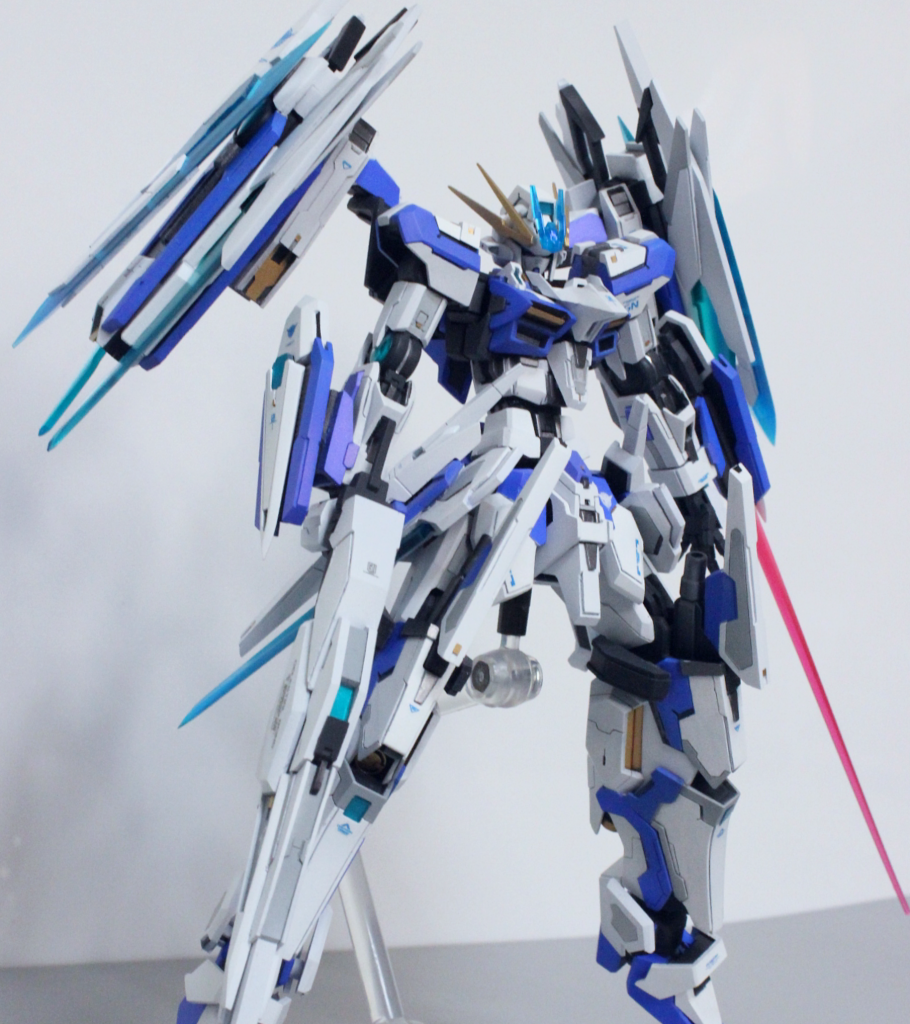 裏側にビームバルカンを内蔵しており、ビームサーベルを発振することが可能。