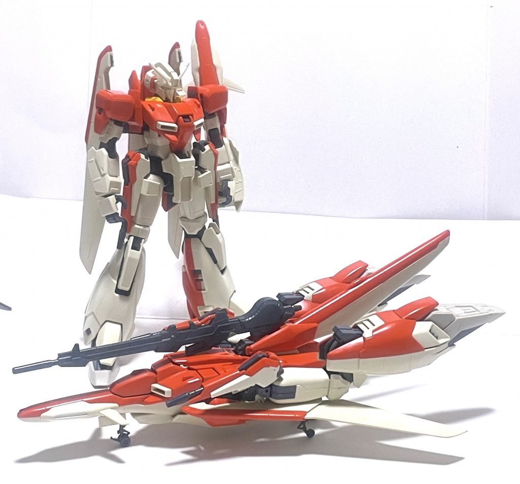 いずれも20年ほど前に2個買いして、同時に別形態で組んだものです。どちらも固定はしていないので、変形は出来ます。