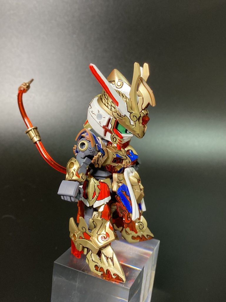 ゴールドのパーツは、ガイアカラーのナチュラルブラウンを下地、その上からミスターカラーのスーパーゴールド2を共にエアブラシで塗りました。あったかい感じのゴールドになってよかった。スーパーゴールド2は粒子が細かくてなんというかスベスベなゴールド。赤、青の部分と黒のラインはタミヤエナメルです。塗っては消し…でやりました。塗り分けが多いけどそれが楽しいですね。