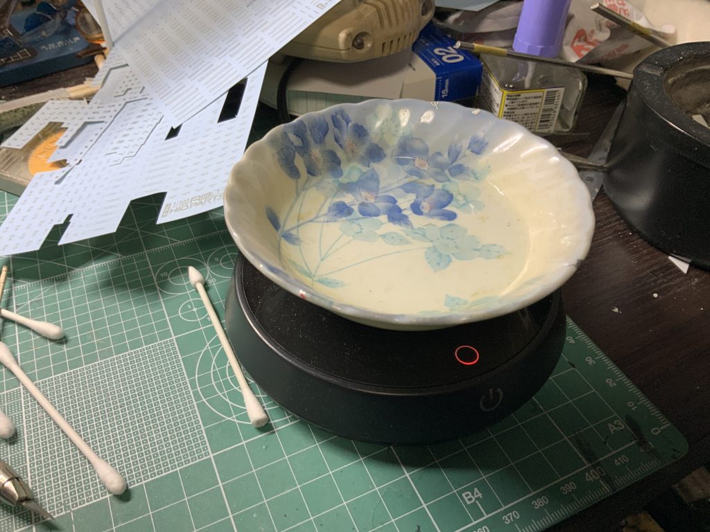 デカールはカップウォーマでぬるま湯キープしつつ 剥離速度が段違い