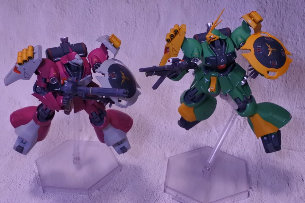 HGUC　MSN-03　ヤクト・ドーガ（ギュネイ・ガス機）改修全塗装完成品[頭部]・ギュネイ機フェイスカバーの特徴である「鷹の目」は、キットのままでは設定画やボックスアートとはかけ離れたデザインのため、全て削り取り、ボックスアート等の画像を参考に、ラインスクライバーやラインチゼルにて一からモールドを彫り直し。瞳も彫刻で再現し、スミ入れで塗装。また、モノアイスリット下の縁を前方に向けて若干削り込み、対してクチバシはクレオス瞬間接着パテ（SSP）でやや延長して輪郭にメリハリをつけ、より猛禽類らしい印象となるよう修正。・指揮官用アンテナは先端にSSPを盛り付けて数ミリ延長し、シャープ化。・モノアイはHアイズ3クリアの2.0mmを使用し、クレオス蛍光ピンクで裏打ち。[胸部]・スジボリ追加。[バックパック]・合わせ目消し。・センサーにHアイズ4クリアの角パーツを加工して使用し、クレオス蛍光ピンクで裏打ち。[腕部]・前腕部外装パーツの丸モールド（3ヵ所）をピンバイスで開口し、開口部から覗くフレーム部にスジボリとポイント塗装（ガイアスターブライトシルバー）を施すことで、固定ボルトのような意匠を表現。・ファンネルポートシールドにスジボリ追加。・HG 1/144 ビルドハンズ（丸型）Lサイズを加工し、左側の平手を制作。不自然に反り返った人差指、中指及び親指を自然な表情に修正。手首の可動部分はSSPで埋め、キットの掌と同様の形状、モールドに近づけるよう整形、スジボリ追加。[腰部]・フンドシ中央下部のダクトパーツに0.5mmプラ板でフィン状のディテールを追加。・サイドアーマーはカバーにスジボリ追加、バーニアは連結されているため切り離し。・リアアーマーのスラスター周囲にスジボリ追加。[脚部]・膝の合わせ目消し、後ハメ加工。・下腿外装両側面にスジボリ追加。[武装]・ビームアサルトライフルの合わせ目消し、銃口にハイキューパーツEZガンマズルシルバー2.0mmを使用しディテールアップ、スコープ内と銃口下部のセンサーにHアイズ3クリア2.0mmを使用し、それぞれクレオス蛍光ピンク、蛍光イエローで裏打ち。・シールドのメガ粒子砲4門はピンバイスで開口し、ハイキューパーツEZガンマズルシルバー1.3mmを使用しディテールアップ。・HGUCサザビーのシールド接続パーツを流用し、シールドを真横に接続するアタッチメントを制作。接続ピンはプラ板で形状変更。・ヒートナイフのブレードを薄く削り込み、先端の形状を変更。・ビームサーベルはバリ取りとツヤ消しのため、スポンジヤスリ400番〜4000番まで処理。・待機状態のファンネルは連結されているため切り離し、銃口にハイキューパーツEZガンマズルシルバー1.0mm、噴射ノズルにハイキューパーツツインパイプシルバー3.0mmを使用しディテールアップ。・展開状態のファンネルは、銃口にハイキューパーツEZガンマズルシルバー1.0mmを使用しディテールアップ。・軟質クリア棒は、ファンネル展開時の表情に変化をつけられるよう、4.5cm、6.5cm及び9.0cmに切り分け。[カラー]・グリーン（本体）　クレオスルマングリーンをベースに、F.S.S.に登場するヤクト・ミラージュ（グリーンレフト）本体カラーのイメージで調色・イエロー（本体、シールド[外側]、ファンネル）　クレオスキャラクターイエロー・レッド（本体[コクピット、スラスター周辺]、ライフル[グレネード弾頭、ケーブル]）　クレオスシャインレッド・ダークブルー（本体、バックパック、ライフル[ストック、ハンドガード]、ヒートナイフグリップ、シールド[内側]）　クレオスネイビーブルー・グレー（フレーム）　クレオスグレイッシュパープル・グレー（ライフル[銃身、弾倉、機関部]、ビームサーベルグリップ）　クレオスガンダムカラーMSグレー（ジオン系）・グレー（外装裏側、展開ファンネル裏側）　タミヤエナメルフラットブラック、フラットホワイトにて調色・ホワイト（フェイスカバー[鷹の目外側]、ファンネルポートミサイル、ライフル[グレネード弾頭周辺]）　クレオスGXクールホワイト・シルバー（バーニアノズル、スラスター、ヒートナイフ）　ガイアスターブライトシルバー・ゴールド（シールド[ネオジオンエンブレム]）　ガイアスターブライトゴールド・ブルー（フェイスカバー[鷹の目内側]）　クレオスクリアブルー、クリアグリーン、GXクールホワイトにて調色・ブルー（軟質クリア棒）　ガイア蛍光ブルー・サーフェイサー　クレオスフィニッシングサーフェイサー1500グレー・スミ入れ　タミヤエナメルスミ入れ塗料ブラック・トップコート　クレオスGXスーパースムースクリアつや消し　※動力パイプと軟質クリア棒のみクレオスGXスーパークリアⅢ光沢[デカール]・ハイキューパーツ、ベルテクス、ガンダムデカールを使用