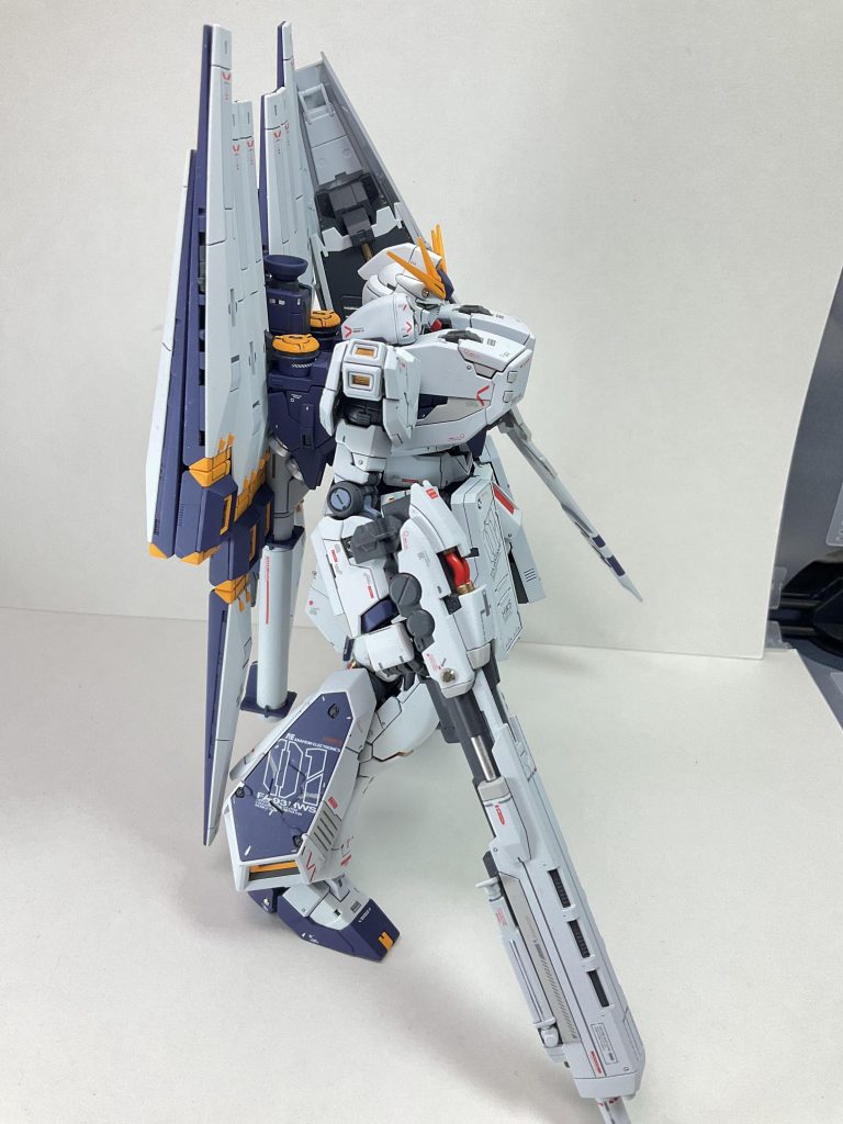 サイドメガランチャー上部のコード的な部分は赤で塗り分け接続部は4アーティストマーカーで筆塗り4アーティストマーカーは凄いぎらつきが出ますいつも使用してたタミヤのエナメルより塗りムラが出ますが綺麗に塗れればいいアクセントになります赤は艶消しを吹き忘れて艶ありですが逆にいい感じに見えます肩の黄色の部分のパーティングラインがメチャクチャ気になりますが放置…モールドを消さずに処理する方法を教えてください結構そういったとこにパーティングラインあるキットが多いので困る