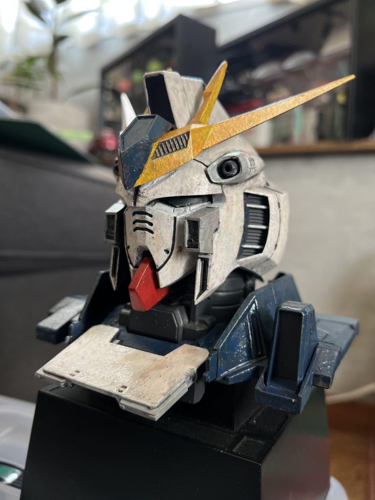 メインカラーも筆塗り。塗ると言うより塗料を置いていくような感じで、下地の色が透けていたり溶けて混ざったりと独特な風合いが出ました。