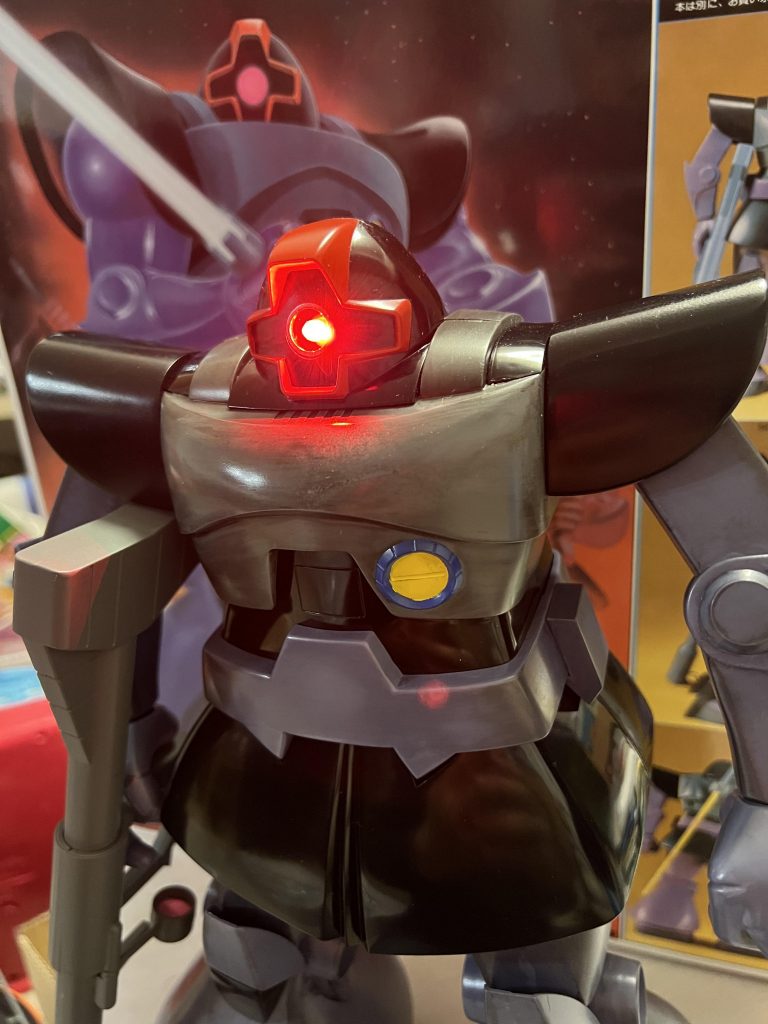 電球はセットかと思いきや別売り、、仕方ないので鉄道模型によく使われるらしいLEDミニランプを購入して使っています。モノアイのサイズに合わないので奥をマスキングテープでぐるぐるに巻いて中央にくるように調整しています。今考えると粘土にすれば楽でした。