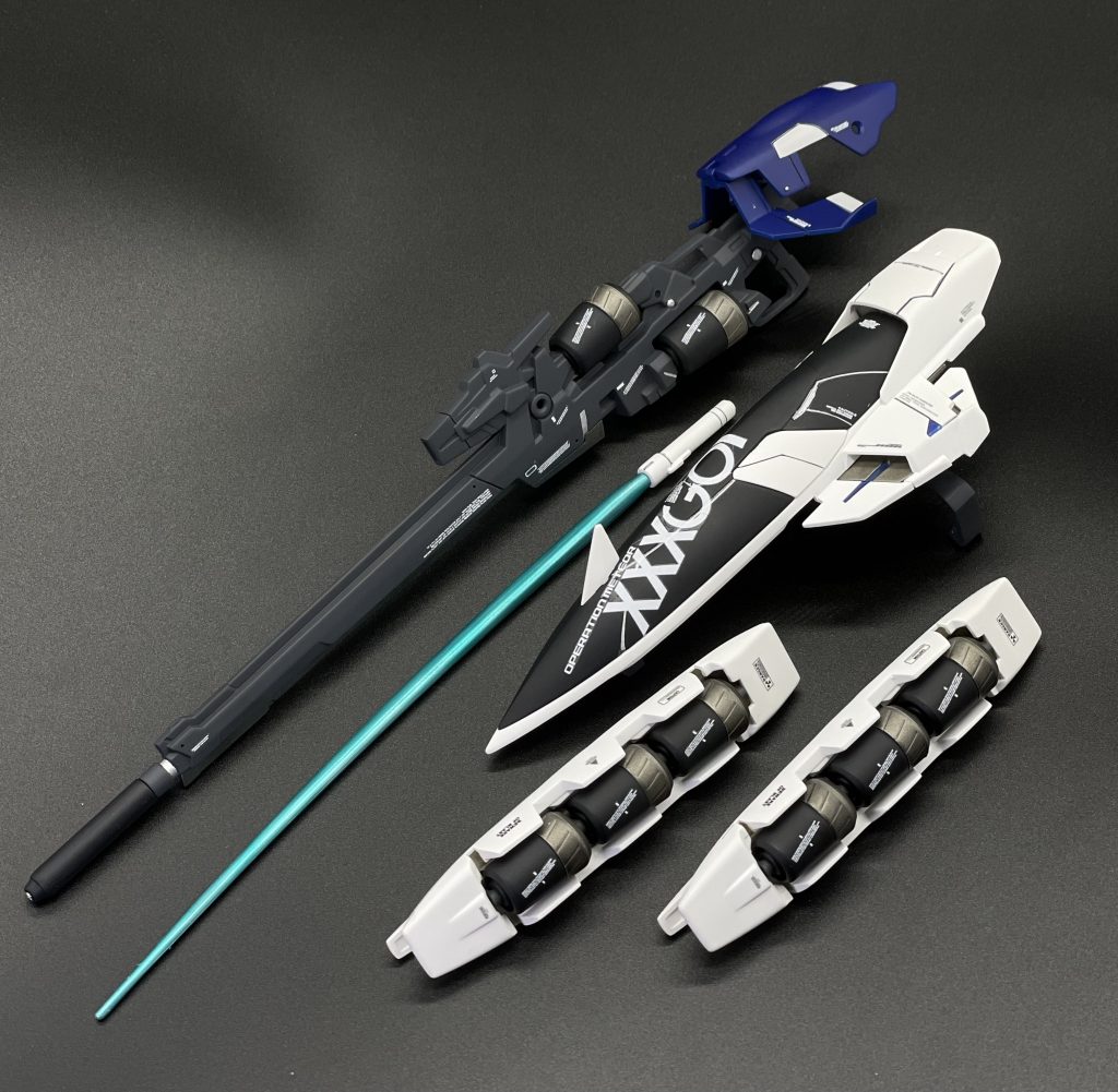 ちゃんと武器も作ってます。シールドのドライデカールは難しかったです。ミスした部分はコーションデカールを強引にねじ込みましたwエネルギーパックは分割して合わせ目を消しました。