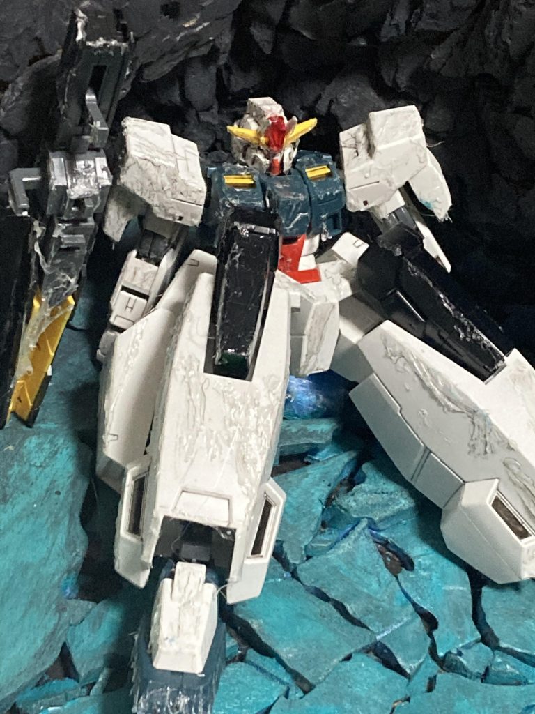 張り付いた氷はグルーガンでそれらしくなってくれたかな