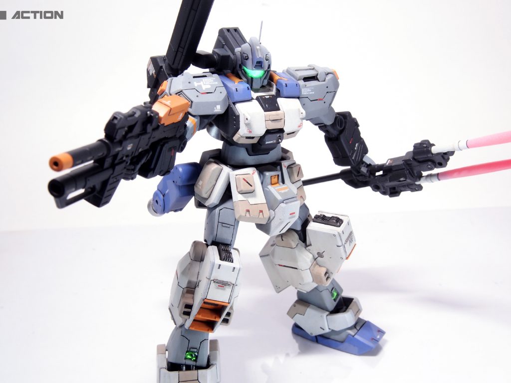 あまり動きませんがアクションポーズ。使用塗料を覚えている範囲で。AC:アクリジョン V:ファレホ(メカカラー)○下地:ACベースホワイト+ベースグレー混色○明グレー:ACニュートラルグレー+ホワイト少量○濃グレー・武装:ACジャーマングレー○オレンジ:Vオレンジ+Vオレンジイエロー+Vピュアホワイト○明ブルー:ACコバルトブルー+すみれ色+ホワイト○濃ブルー:ACコバルトブルー+すみれ色+ホワイト少量○ホワイト:Vホワイトグレイ○外装ベージュ:ACホワイト+ACダークアース+ACブラックを7:2:1くらいで調色○関節:ACジャーマングレー+ホワイトを2:1くらい○シルバー:ACブラック光沢下地にACシルバー